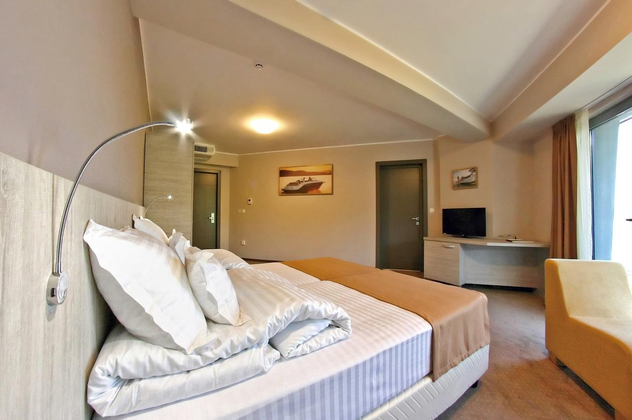 Nemo Hotel Brăila Екстериор снимка