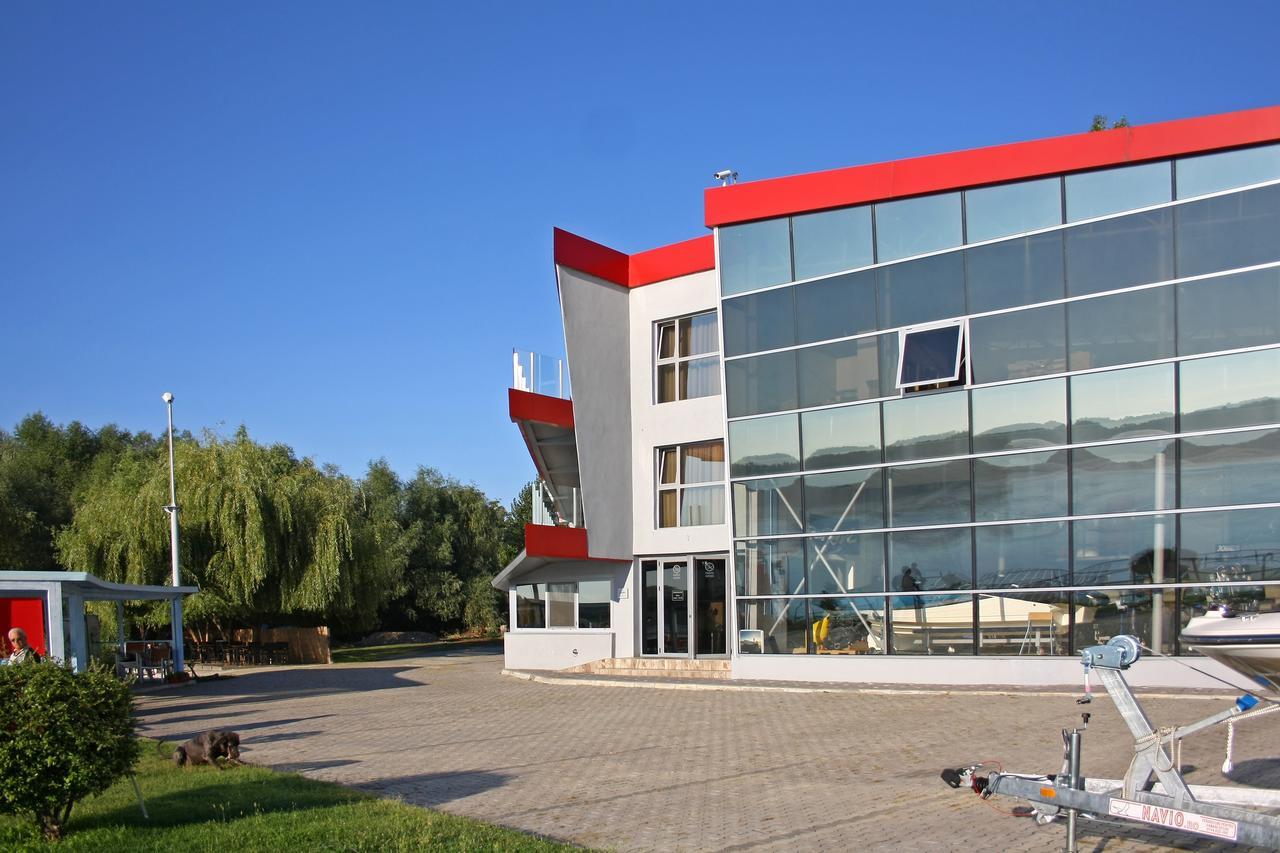 Nemo Hotel Brăila Екстериор снимка