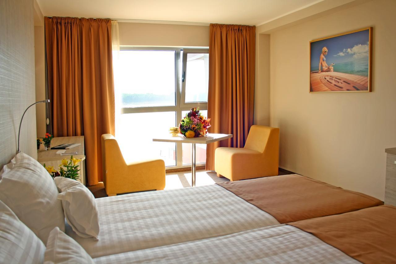 Nemo Hotel Brăila Екстериор снимка