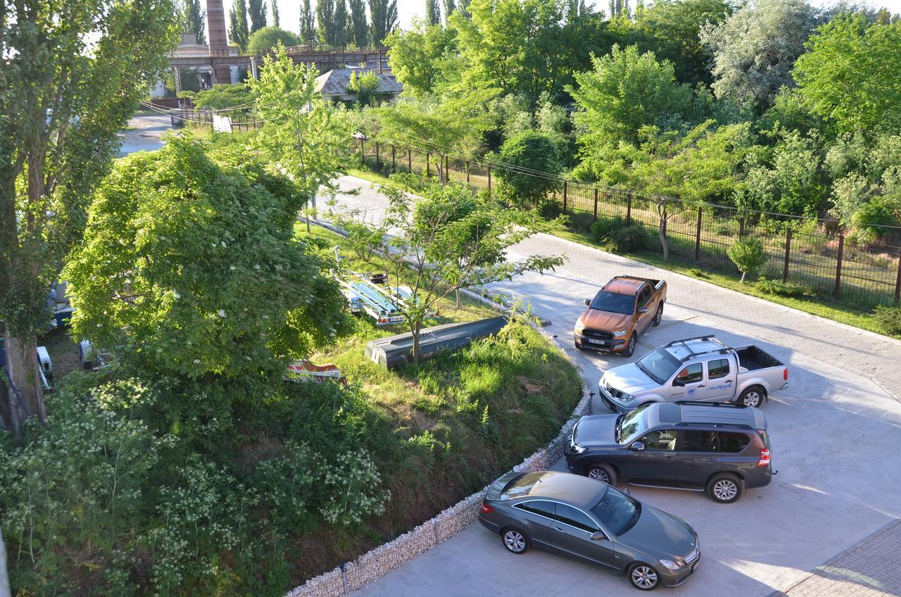 Nemo Hotel Brăila Екстериор снимка